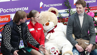 20 ноября. Москва. Евгений Плющенко (слева) и Александра Трусова.