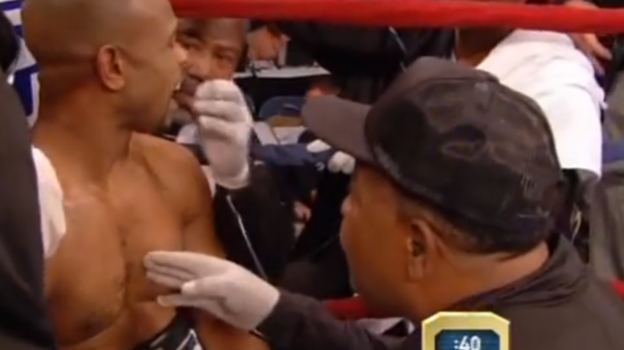 Подпись: Рой Джонс-старший забирает у сына капу после одного из раундов боя с Антонио Тарвером. Подпись: Рой Джонс-старший забирает у сына капу после одного из раундов боя с Антонио Тарвером.