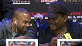 Отец Роя Джонса любил ставить на нем эксперименты. Как-то он заставил его лезть в воду, где кишели акулы