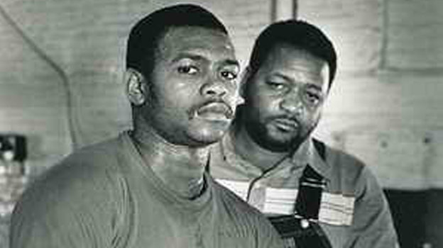 Рой Джонс (слева). Рой Джонс (слева).