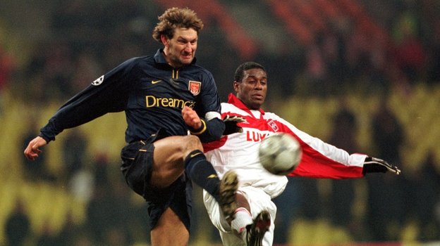 22 ноября 2000 года. Москва. «Спартак» — «Арсенал» (Лондон) — 4:1. Тони Адамс против Робсона. Фото Алексей Иванов 22 ноября 2000 года. Москва. «Спартак» — «Арсенал» (Лондон) — 4:1. Тони Адамс против Робсона. Фото Алексей Иванов