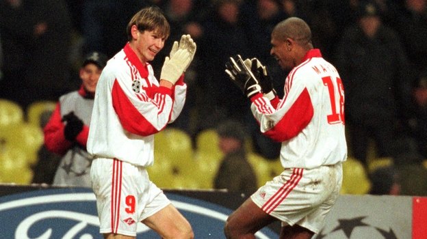 22 ноября 2000 года. Москва. «Спартак» — «Арсенал» (Лондон) — 4:1. Егор Титов и Робсон оригинально отмечают один из забитых мячей. Фото Алексей Иванов 22 ноября 2000 года. Москва. «Спартак» — «Арсенал» (Лондон) — 4:1. Егор Титов и Робсон оригинально отмечают один из забитых мячей. Фото Алексей Иванов