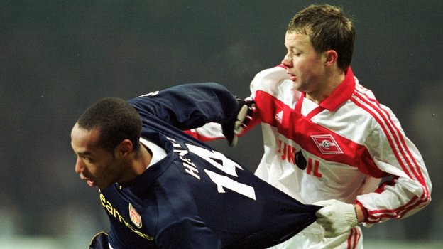 22 ноября 2000 года. Москва. «Спартак» — «Арсенал» (Лондон) — 4:1. Тьерри Анри против Дмитрия Парфенова. Фото Алексей Иванов 22 ноября 2000 года. Москва. «Спартак» — «Арсенал» (Лондон) — 4:1. Тьерри Анри против Дмитрия Парфенова. Фото Алексей Иванов