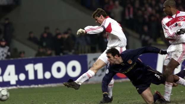 22 ноября 2000 года. Москва. «Спартак» — «Арсенал» (Лондон) — 4:1. Егор Титов забивает гол. Фото Александр Вильф 22 ноября 2000 года. Москва. «Спартак» — «Арсенал» (Лондон) — 4:1. Егор Титов забивает гол. Фото Александр Вильф