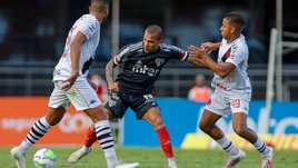 Вратарь-дебютант остановил «Сан-Паулу». Команда Дани Алвеса не догнала лидеров