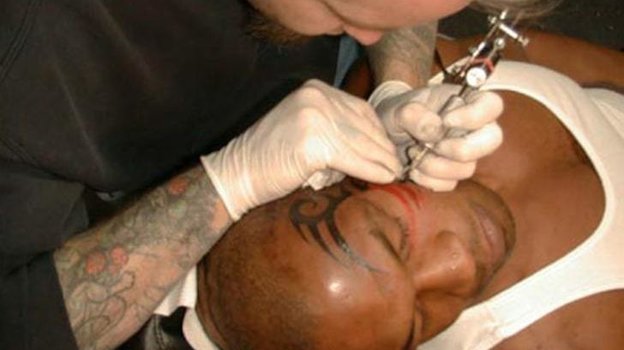 Тайсону набивают татуировку. Тайсону набивают татуировку.