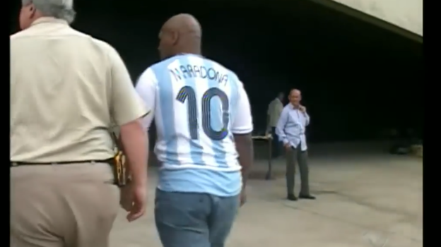 Майк Тайсон в футболке Диего Марадоны. Фото mundodeportivo.com Майк Тайсон в футболке Диего Марадоны. Фото mundodeportivo.com