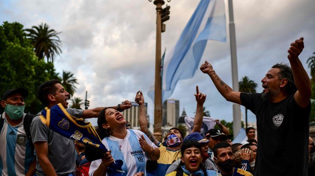 Фанаты на входе в президентский дворец «Каса Росада» в Буэнос-Айресе, Аргентина. Фото AFP Фанаты на входе в президентский дворец «Каса Росада» в Буэнос-Айресе, Аргентина. Фото AFP