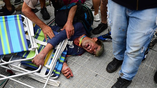 Один из пострадавших фанатов на церемонии прощания с Марадоной. Фото AFP Один из пострадавших фанатов на церемонии прощания с Марадоной. Фото AFP