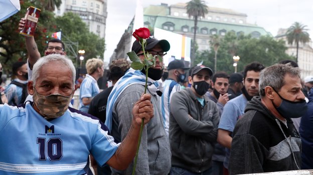 Фанаты несут цветы на прощание с Марадоной. Фото AFP Фанаты несут цветы на прощание с Марадоной. Фото AFP