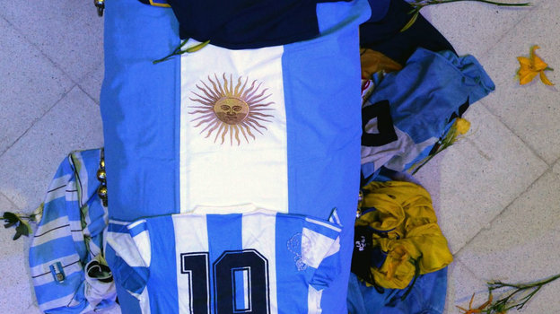 Гроб с телом Марадоны в зале в в президентском дворце «Каса Росада» в Буэнос-Айресе, Аргентина. Фото AFP Гроб с телом Марадоны в зале в в президентском дворце «Каса Росада» в Буэнос-Айресе, Аргентина. Фото AFP