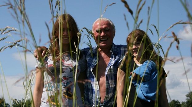 Владимир Маслаченко с внучками Юлией и Алисой. Владимир Маслаченко с внучками Юлией и Алисой.