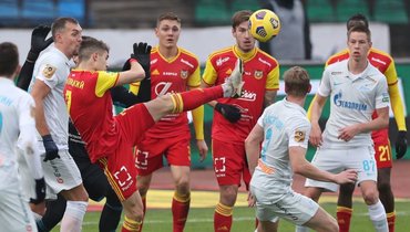 28 ноября. Тула. «Арсенал» — «Зенит» — 0:0. Александр Ломовицкий в единоборстве.