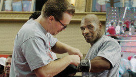 «Майка вырвало, но я заставил его работать дальше». Тренер Пакьяо рассказал, как его случайно нокаутировал Тайсон