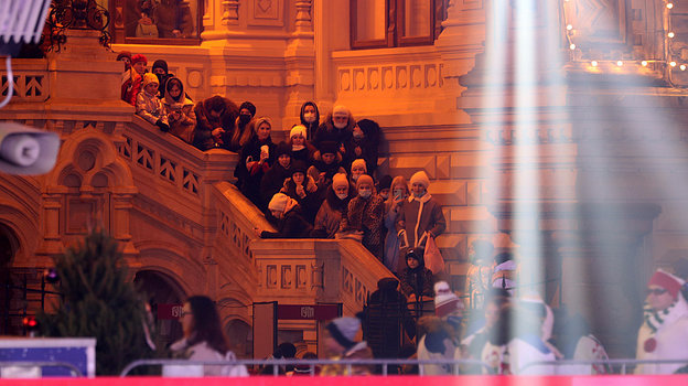 28 ноября. Москва. Болельщики на ступенях ГУМа ждут выступления Алины Загитовой. Фото Федор Успенский, «СЭ» / Canon EOS-1D X Mark II 28 ноября. Москва. Болельщики на ступенях ГУМа ждут выступления Алины Загитовой. Фото Федор Успенский, «СЭ» / Canon EOS-1D X Mark II