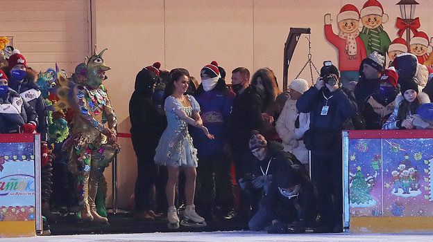 28 ноября. Москва. Красная площадь. Алина Загитова готовится к выходу на лед. Фото Федор Успенский, «СЭ» / Canon EOS-1D X Mark II 28 ноября. Москва. Красная площадь. Алина Загитова готовится к выходу на лед. Фото Федор Успенский, «СЭ» / Canon EOS-1D X Mark II