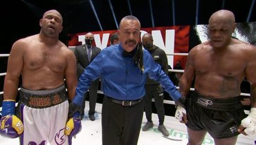 Рой Джонс (слева) и Майк Тайсон (справа).