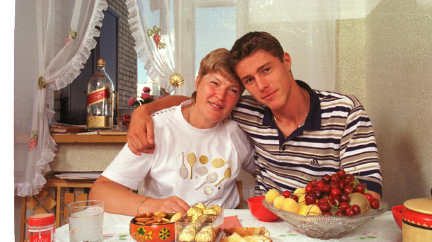 1998 год. Марат Сафин с мамой. Фото Сергей Киврин и Андрей Голованов 1998 год. Марат Сафин с мамой. Фото Сергей Киврин и Андрей Голованов