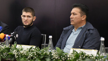 Хабиб Нурмагомедов (слева) на пресс-конференции в Ташкенте.