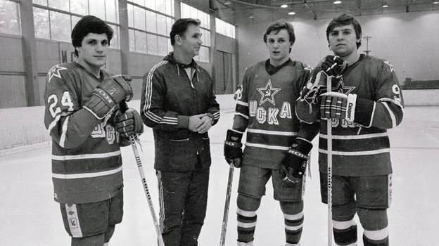 Первая тройка ЦСКА — Сергей Макаров (слева), Игорь Ларионов (второй справа) и Владимир Крутов с тренером Виктором Тихоновым (второй слева). Фото Игорь Уткин Первая тройка ЦСКА — Сергей Макаров (слева), Игорь Ларионов (второй справа) и Владимир Крутов с тренером Виктором Тихоновым (второй слева). Фото Игорь Уткин