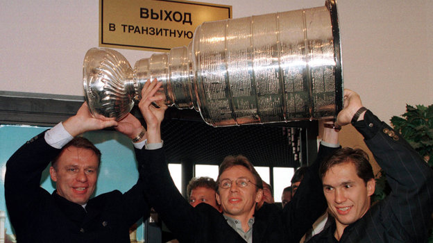 1997 год. Вячеслав Фетисов, Игорь Ларионов и Вячеслав Козлов привезли Кубок Стэнли в Москву. Фото Reuters 1997 год. Вячеслав Фетисов, Игорь Ларионов и Вячеслав Козлов привезли Кубок Стэнли в Москву. Фото Reuters