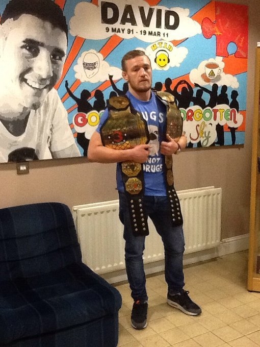 Чемпион Cage Warriors Конор Макгрегор на встрече с детьми в ирландской школе. Фото Instagram Чемпион Cage Warriors Конор Макгрегор на встрече с детьми в ирландской школе. Фото Instagram