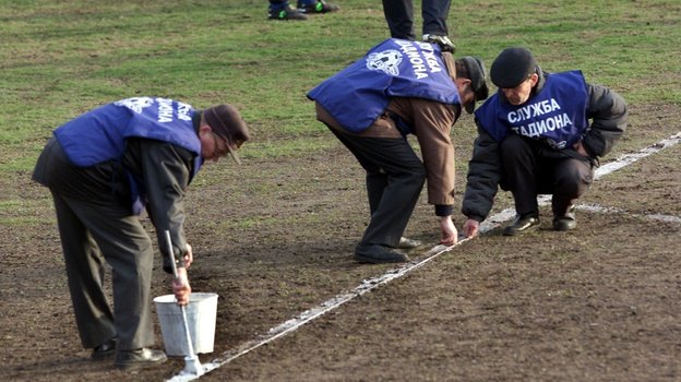 7 апреля 2000 года. Раменское. Работники стадиона «Сатурн» наносят разметку на поле. Фото Александр Вильф, - 7 апреля 2000 года. Раменское. Работники стадиона «Сатурн» наносят разметку на поле. Фото Александр Вильф, -
