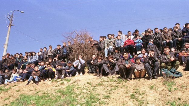 1 апреля 2000 года. Элиста. Болельщики наблюдают за игрой «Уралан» - «Спартак». Фото Алексей Иванов, - 1 апреля 2000 года. Элиста. Болельщики наблюдают за игрой «Уралан» - «Спартак». Фото Алексей Иванов, -