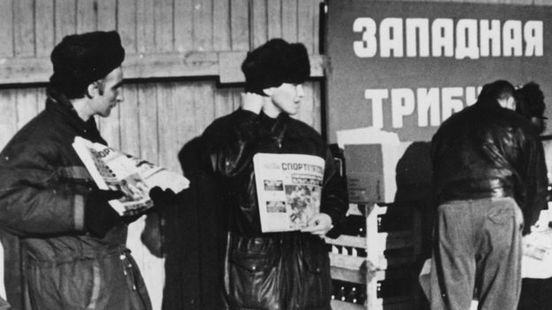 2000 год. Волгоград. Продавцы газеты «Спорт-Экспресс» у стадиона перед игрой «Ротора». Фото Юрий Широкогоров, - 2000 год. Волгоград. Продавцы газеты «Спорт-Экспресс» у стадиона перед игрой «Ротора». Фото Юрий Широкогоров, -