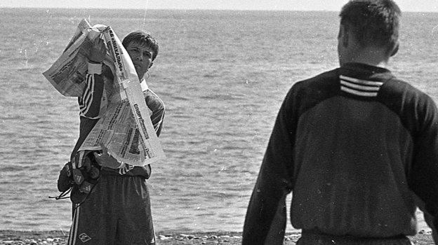 Январь 2000 года. Валерий Кечинов читает газету «Спорт-Экпресс» во время тренировочного сбора на Кипре. Фото Александр Вильф, - Январь 2000 года. Валерий Кечинов читает газету «Спорт-Экпресс» во время тренировочного сбора на Кипре. Фото Александр Вильф, -