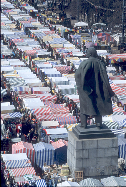 Рынок в «Лжниках» в 2000 году. Фото Андрей Голованов и Сергей Киврин, - Рынок в «Лжниках» в 2000 году. Фото Андрей Голованов и Сергей Киврин, -