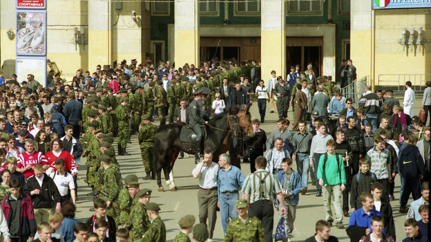 22 апреля 2000 года. Москва. Болельщики идут на дерби «Спартак» — ЦСКА от метро «Спортивная». Фото Григория Филиппов, - 22 апреля 2000 года. Москва. Болельщики идут на дерби «Спартак» — ЦСКА от метро «Спортивная». Фото Григория Филиппов, -