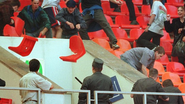 26 мая 2000 года. Москва. «Креслопад» в «Лужниках» на матче «Спартак» — «Динамо».. Фото Григорий Филиппов, - 26 мая 2000 года. Москва. «Креслопад» в «Лужниках» на матче «Спартак» — «Динамо».. Фото Григорий Филиппов, -