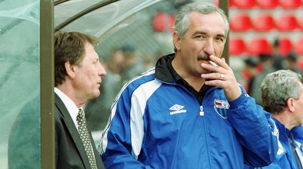 19 июня 2000 года. Раменское. Начальник волгоградского «Ротора» Рохус Шох и главный тренер Евгений Кучеревский в перерыве матча с подмосковным «Сатурном». Фото Алексей Иванов, - 19 июня 2000 года. Раменское. Начальник волгоградского «Ротора» Рохус Шох и главный тренер Евгений Кучеревский в перерыве матча с подмосковным «Сатурном». Фото Алексей Иванов, -