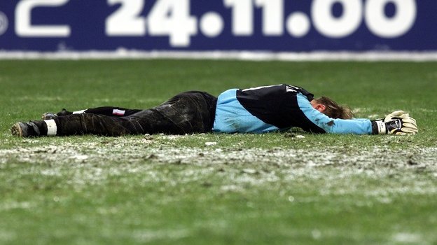 22 ноября. Москва. Лига чемпионов. «Спартак» — «Арсенал» (Лондон) — 4:1. Вратарь гостей на промерзшем поле после очередного гола в свои ворота. Фото Александр Вильф, - 22 ноября. Москва. Лига чемпионов. «Спартак» — «Арсенал» (Лондон) — 4:1. Вратарь гостей на промерзшем поле после очередного гола в свои ворота. Фото Александр Вильф, -