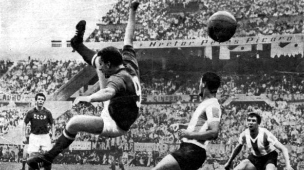 Сборная Аргентины — сборная СССР. Виктор Понедельник забивает гол ударом в падении через себя. Сборная Аргентины — сборная СССР. Виктор Понедельник забивает гол ударом в падении через себя.
