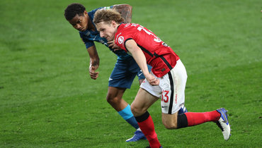 Хавбек «Зенита» Вильмар Барриос (слева) и полузащитник «Спартака» Алекс Крал.