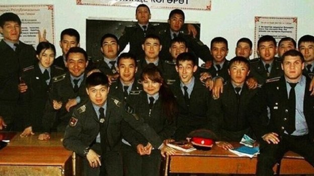 Рафаэль Физиев — крайний справа в нижнем ряду. Рафаэль Физиев — крайний справа в нижнем ряду.