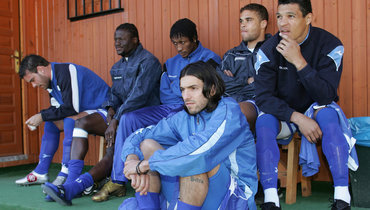 2005 год. Легионеры «Динамо»: Рибейро, Менди, Гьян, Фрешо, Дерлей (слева направо), Данни (сидит на земле).