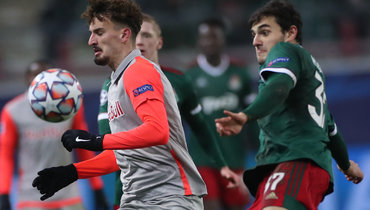 1 декабря. Москва. «Локомотив» — «Зальцбург» — 1:3. Автор дубля 22-летний форвард гостей Мергим Бериша (слева) и 21-летний хавбек хозяев Станислав Магкеев.