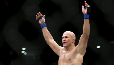 Джуниор дос Сантос.