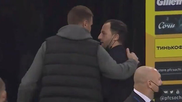 Доменико Тедеско (справа) и Дмитрий Бородин: после первого тайма. Доменико Тедеско (справа) и Дмитрий Бородин: после первого тайма.