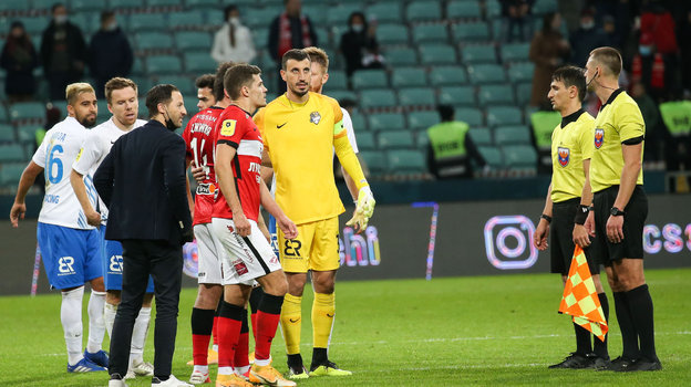 12 декабря. Сочи. «Сочи» — «Спартак» — 1:0. Доменико Тедеско и Сослан Джанаев у бригады Игоря Панина после матча. Фото ФК «Спартак» 12 декабря. Сочи. «Сочи» — «Спартак» — 1:0. Доменико Тедеско и Сослан Джанаев у бригады Игоря Панина после матча. Фото ФК «Спартак»