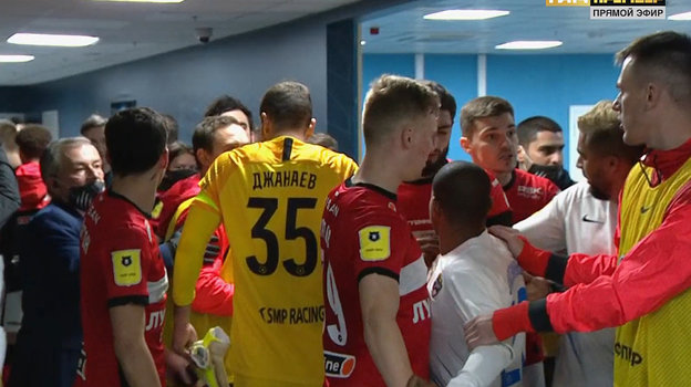Сослан Джанаев, Жоаозиньо и другие футболисты: после матча. Сослан Джанаев, Жоаозиньо и другие футболисты: после матча.