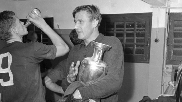 Виктор Понедельник и Лев Яшин. Фото AFP Виктор Понедельник и Лев Яшин. Фото AFP