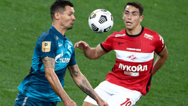 Защитник «Зенита» Деян Ловрен (слева) и нападающий «Спартака» Эсекиэль Понсе.