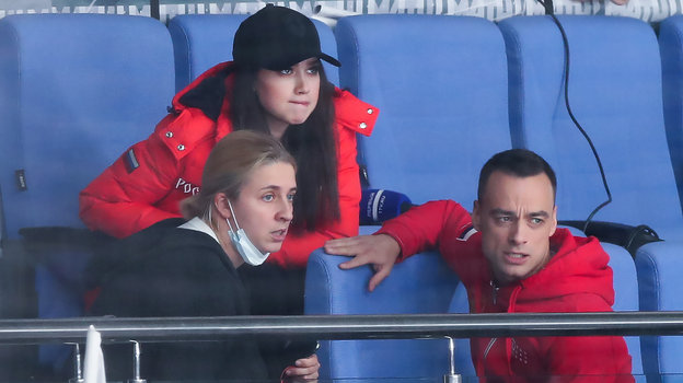 Алина Загитова и фото на память. Фото Дарья Исаева, «СЭ» / Canon EOS-1D X Mark II Алина Загитова и фото на память. Фото Дарья Исаева, «СЭ» / Canon EOS-1D X Mark II