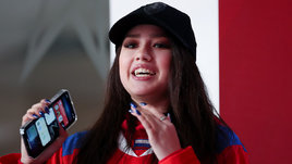 Загитова болеет за наших: смущенно улыбалась и кусала губы. Топ-фото фигуристки на хоккее