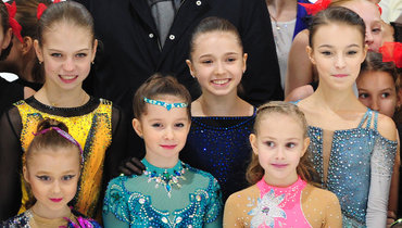 Александра Трусова, Камила Валиева, Анна Щербакова и юные фигуристки.