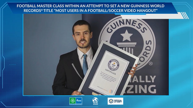 Достижение мирового рекорда подтвердил Виктор Фенес, судья GUINNESS WORLD RECORDS(r). Фото media.footballforfriendship.com Достижение мирового рекорда подтвердил Виктор Фенес, судья GUINNESS WORLD RECORDS(r). Фото media.footballforfriendship.com